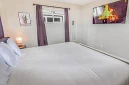 Awesome Two Bedroom Family Upper Unit in Denver - Image 3