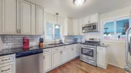 Spacious Family Home, King Beds Large Yard and Fun - Image 2