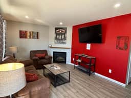 Spacious Family Home in Denver with large yard - Image 2