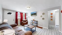 Cozy King Bed Hideaway Near Top Concerts & Sports - Image 5
