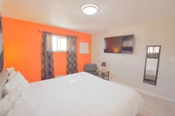 Bright & Spacious Upper Unit with Two Bedrooms in Denver - Image 5