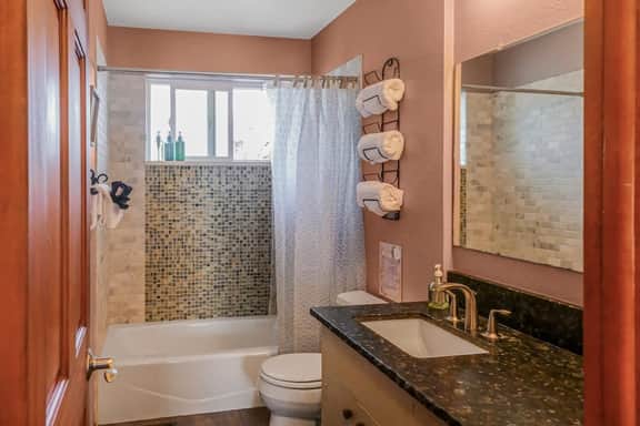 DU Two Bedroom Home Near Campus/Restaurants/Bars - Image 4