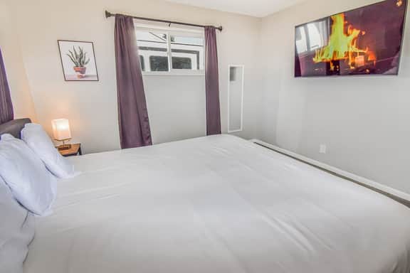Awesome Two Bedroom Family Upper Unit in Denver - Image 3