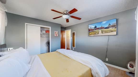 Spacious Family Home, King Beds Large Yard and Fun - Image 3