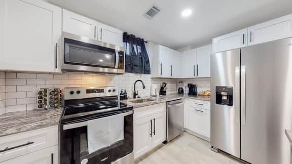 Awesome Two King Bed Lower Close to all in Denver - Image 2