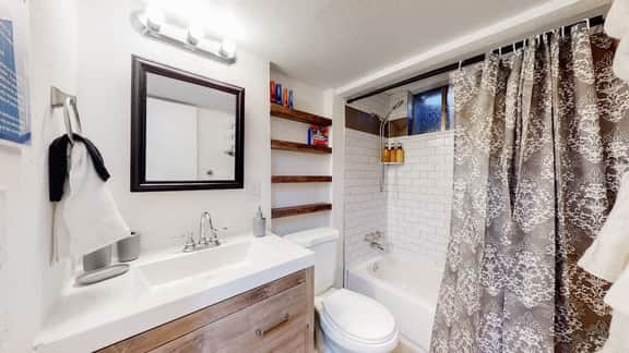 Cozy Mountain-Inspired Lower Unit in Denver - Image 4