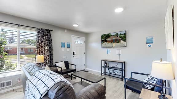 Large family home near Hidden Lake - Image 3