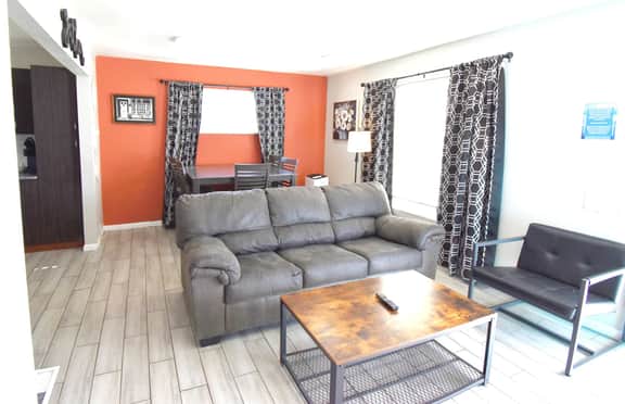 Large family home near Hidden Lake - Image 2