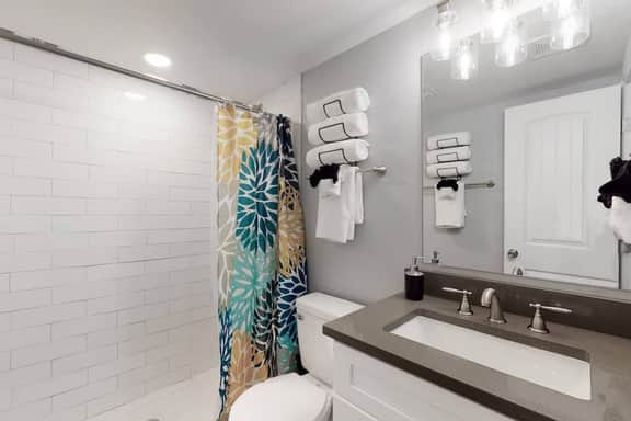 Great Lower Unit with Spacious Yard and Sunroom - Image 4