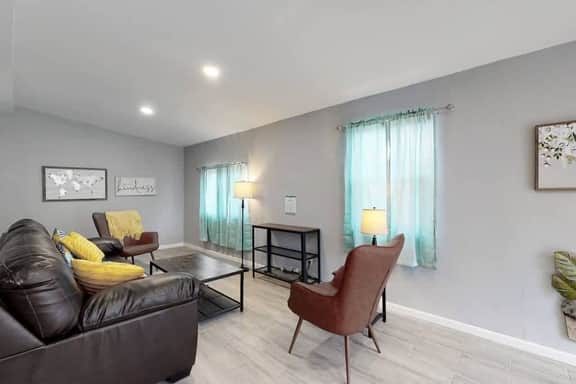 Great Lower Unit with Spacious Yard and Sunroom - Image 2