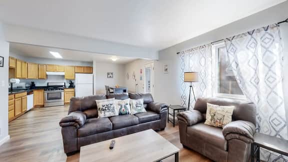 Great Two King Bedroom Spot Close to the Airport - Image 5