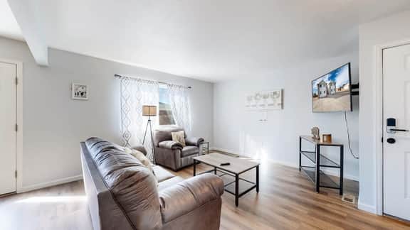 Great Two King Bedroom Spot Close to the Airport - Image 4