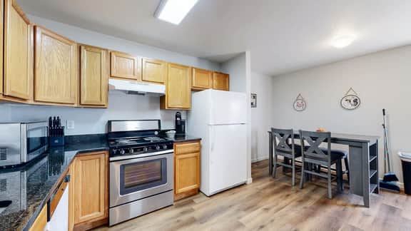 Great Two King Bedroom Spot Close to the Airport - Image 3