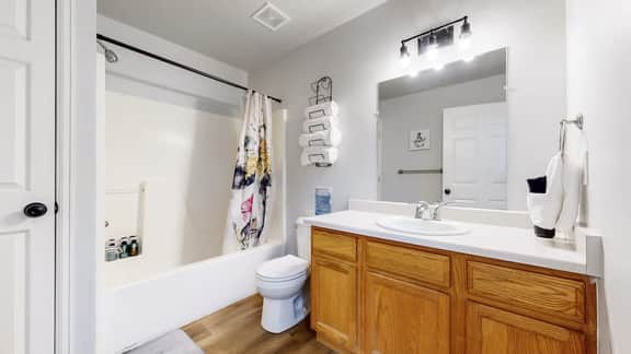 Great Two King Bedroom Spot Close to the Airport - Image 2