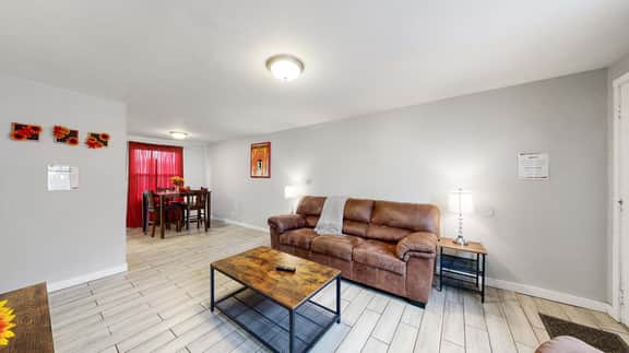 Cozy King Bed Hideaway Near Top Concerts & Sports - Image 4