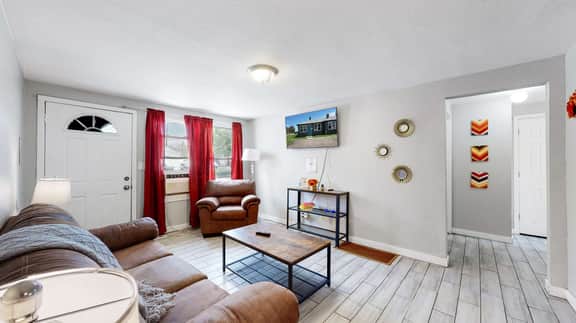 Cozy King Bed Hideaway Near Top Concerts & Sports - Image 5