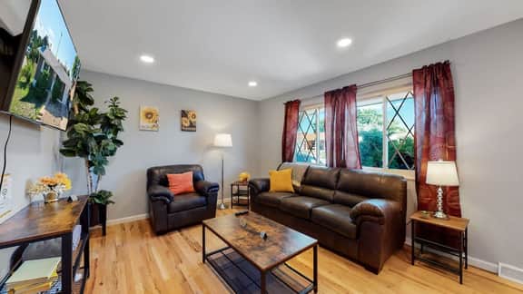 Updated Family Unit with Two King Beds - Image 2