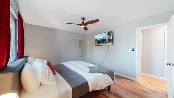 Updated Family Unit with Two King Beds - Image 5