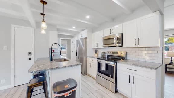 Comfortable Family Home in Beautiful Neighborhood - Image 5