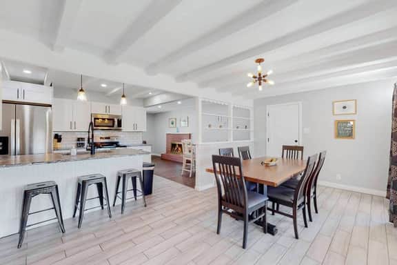 Comfortable Family Home in Beautiful Neighborhood - Image 2