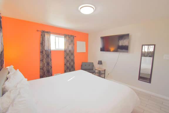 Bright & Spacious Upper Unit with Two Bedrooms in Denver - Image 5