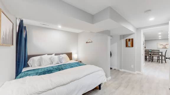 Modern & Updated Unit in Prime Location - Image 2
