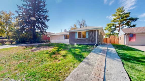 Modern & Updated Unit in Prime Location - Image 4