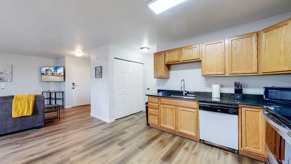 Spacious Two-Bed Updated Near DIA easy Denver Access - Image 2