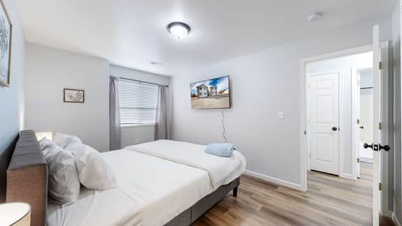 Spacious Two-Bed Updated Near DIA easy Denver Access - Image 3