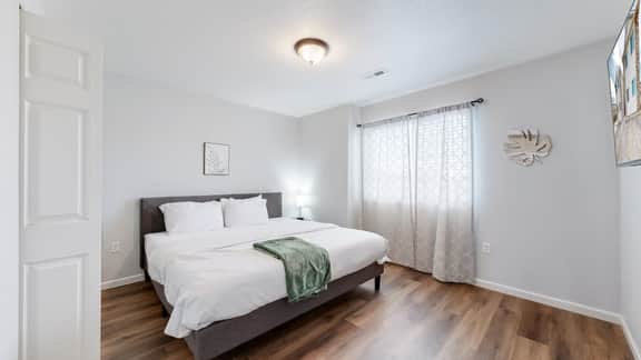 Great Two King Bed Rooms Near Airport Ideal Stay! - Image 4