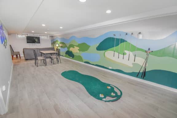 Family Home in Denver with Sauna and Golf Theme - Image 2