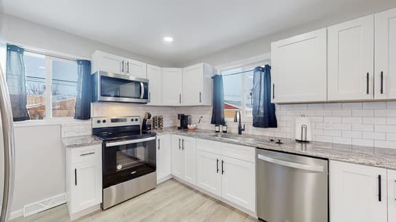 Awesome Two Bedroom Family Upper Unit in Denver - Image 1