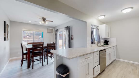 Spacious Family Home in Denver with large yard - Image 1