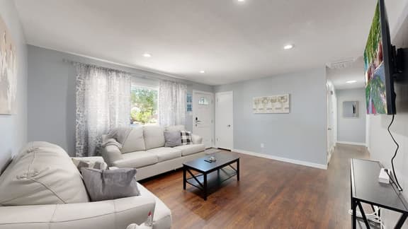 Charming Upper Home Cozy & Relaxing Retreat - Image 1