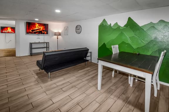 Cozy Mountain-Inspired Lower Unit in Denver - Image 1