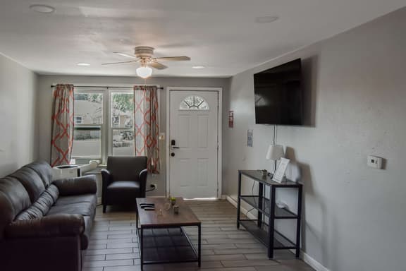 Great Updated King Bed Near Denver Sports field and concerts - Image 1