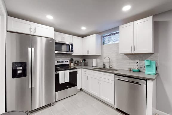 Great Lower Unit with Spacious Yard and Sunroom - Image 1