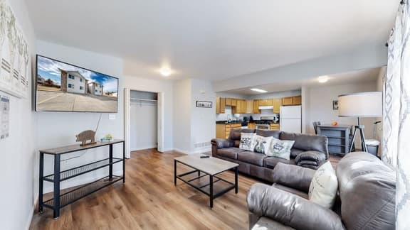 Great Two King Bedroom Spot Close to the Airport - Image 1
