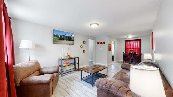 Cozy King Bed Hideaway Near Top Concerts & Sports - Image 1