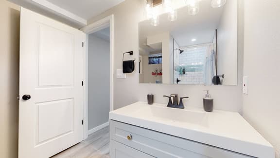Modern & Updated Unit in Prime Location - Image 1