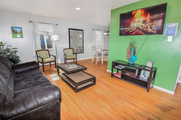 Family Home in Denver with Sauna and Golf Theme - Image 1